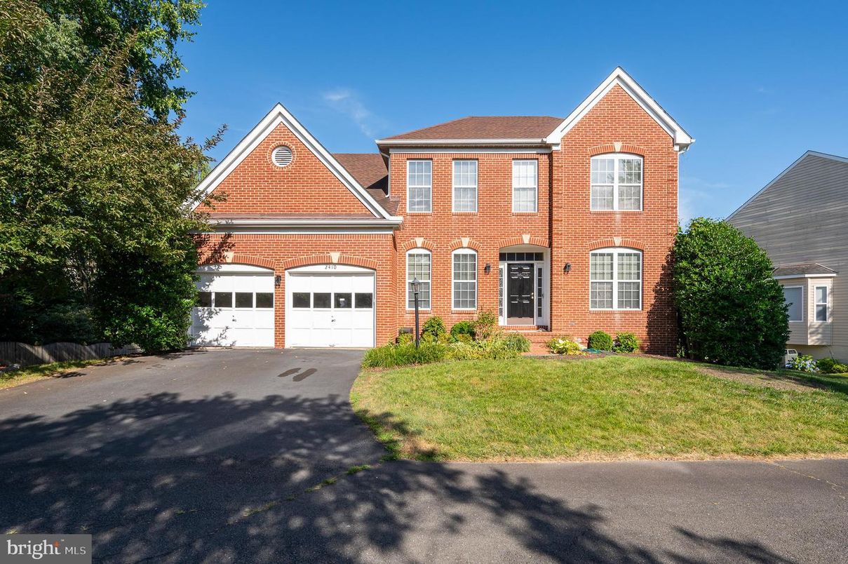Attached, Exterior, Facade, Brick Facade, Brick Traditional