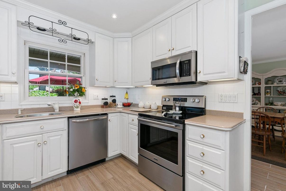 Dining room, Interior, Kitchen, Recessed Lighting, Stainless Steel Appliances, Wood Texture Flooring