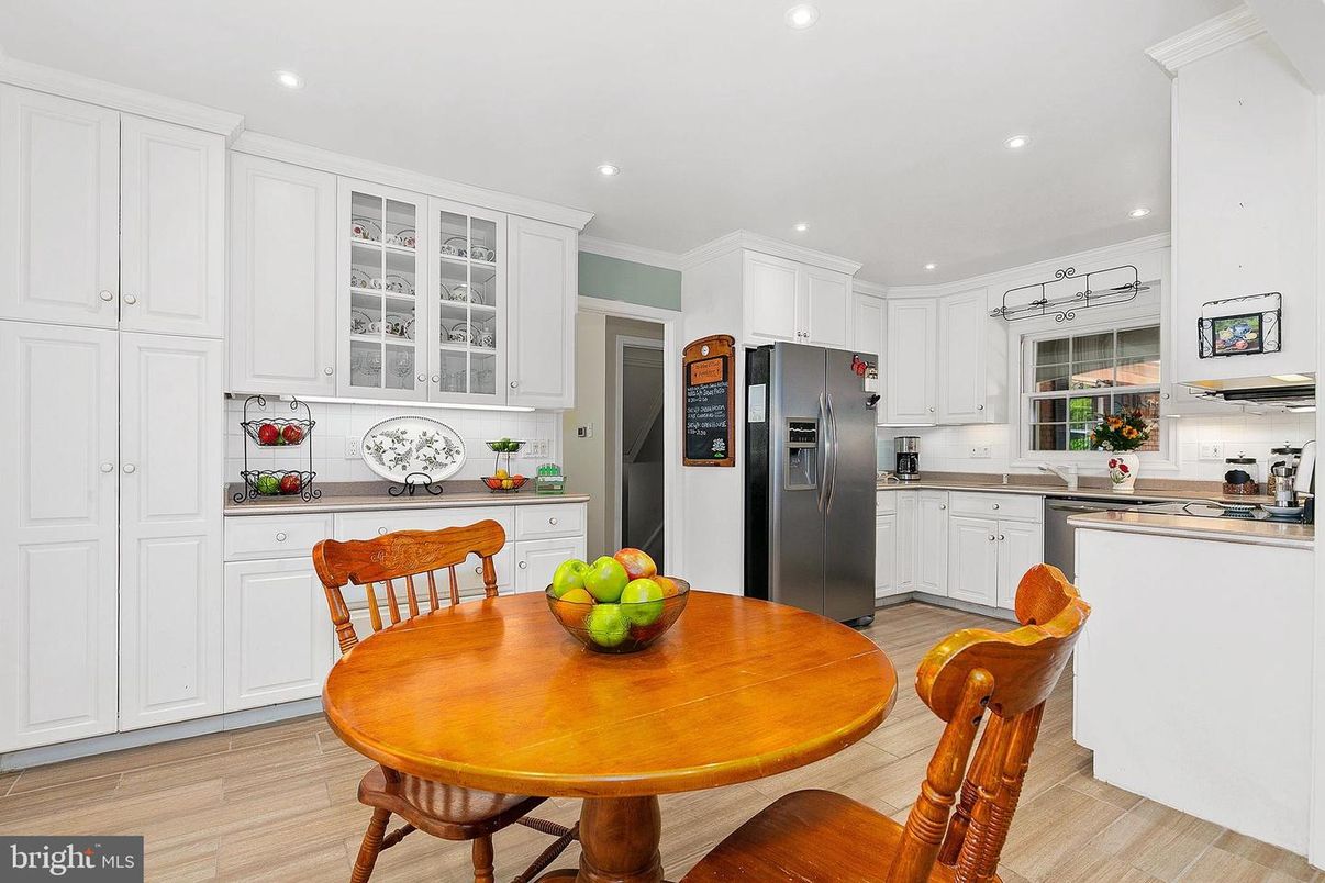 Dining room, Interior, Kitchen, Recessed Lighting, Stainless Steel Appliances, Wood Texture Flooring
