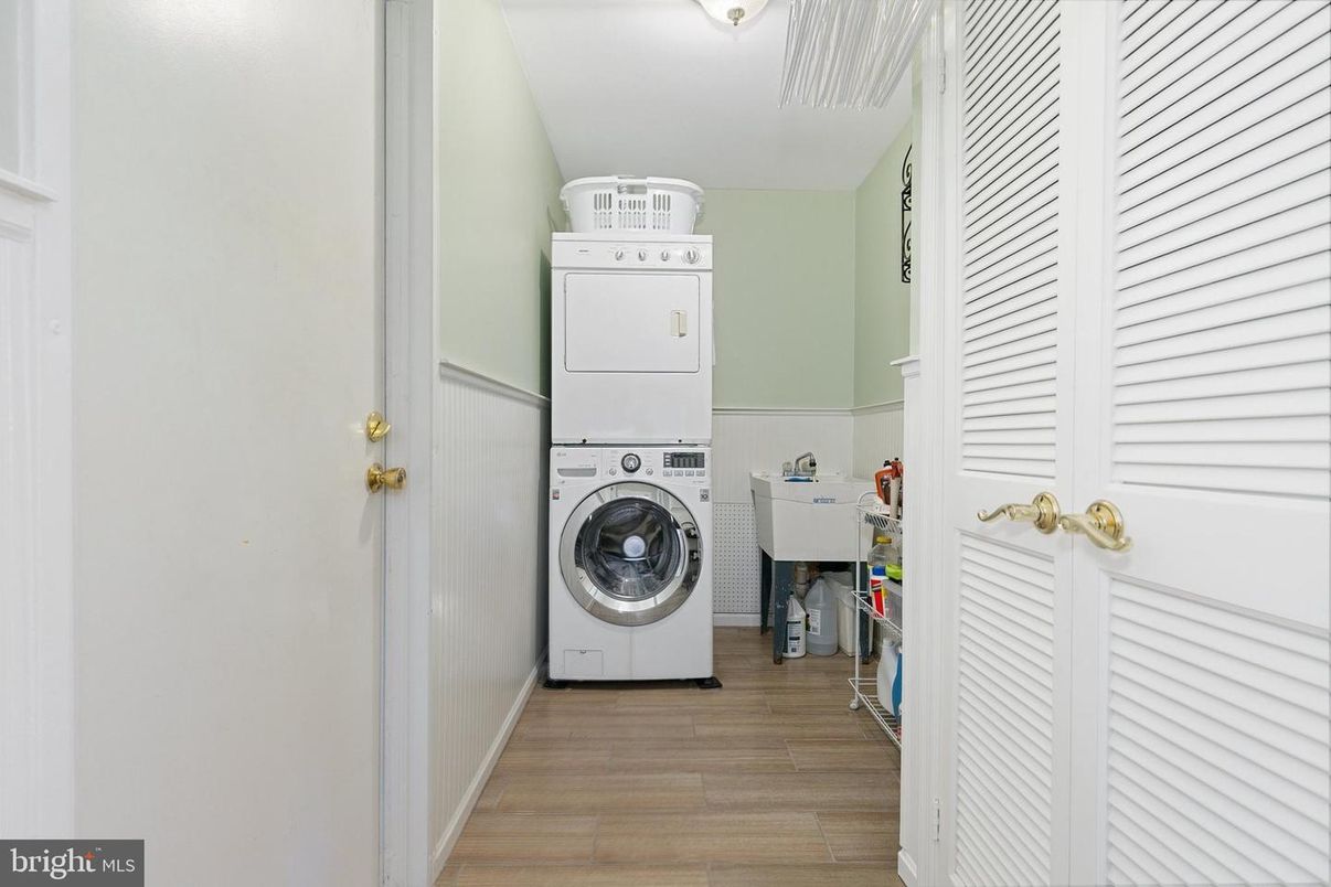 Interior, Utility Closets, Washer, Wood Texture Flooring