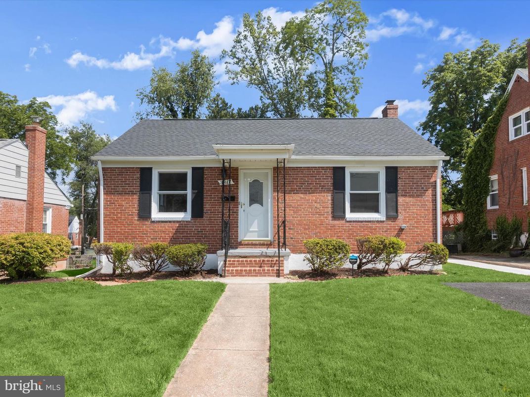 Exterior, Facade, Brick Facade, Cape Cod