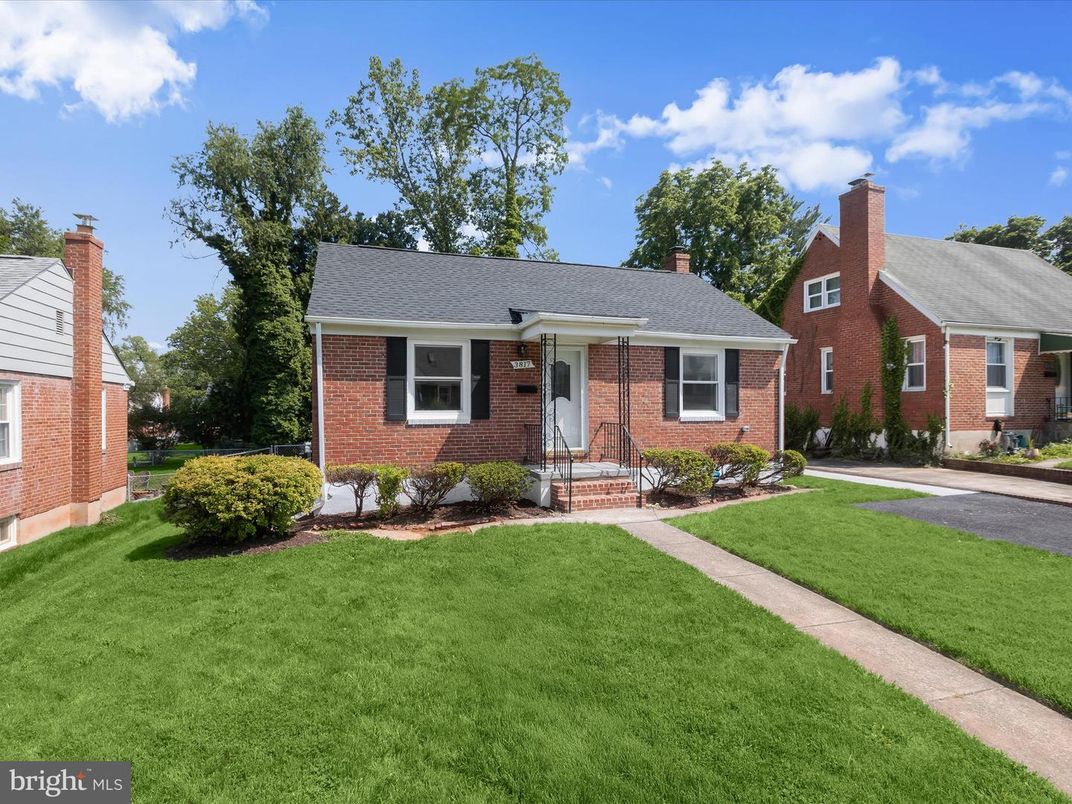 Exterior, Facade, Brick Facade, Cape Cod