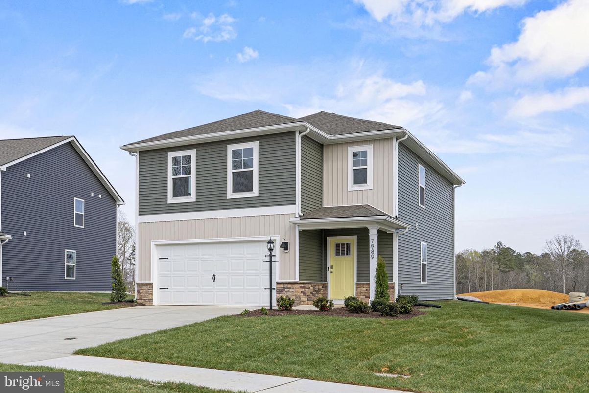 Attached, Exterior, Facade, Farmhouse