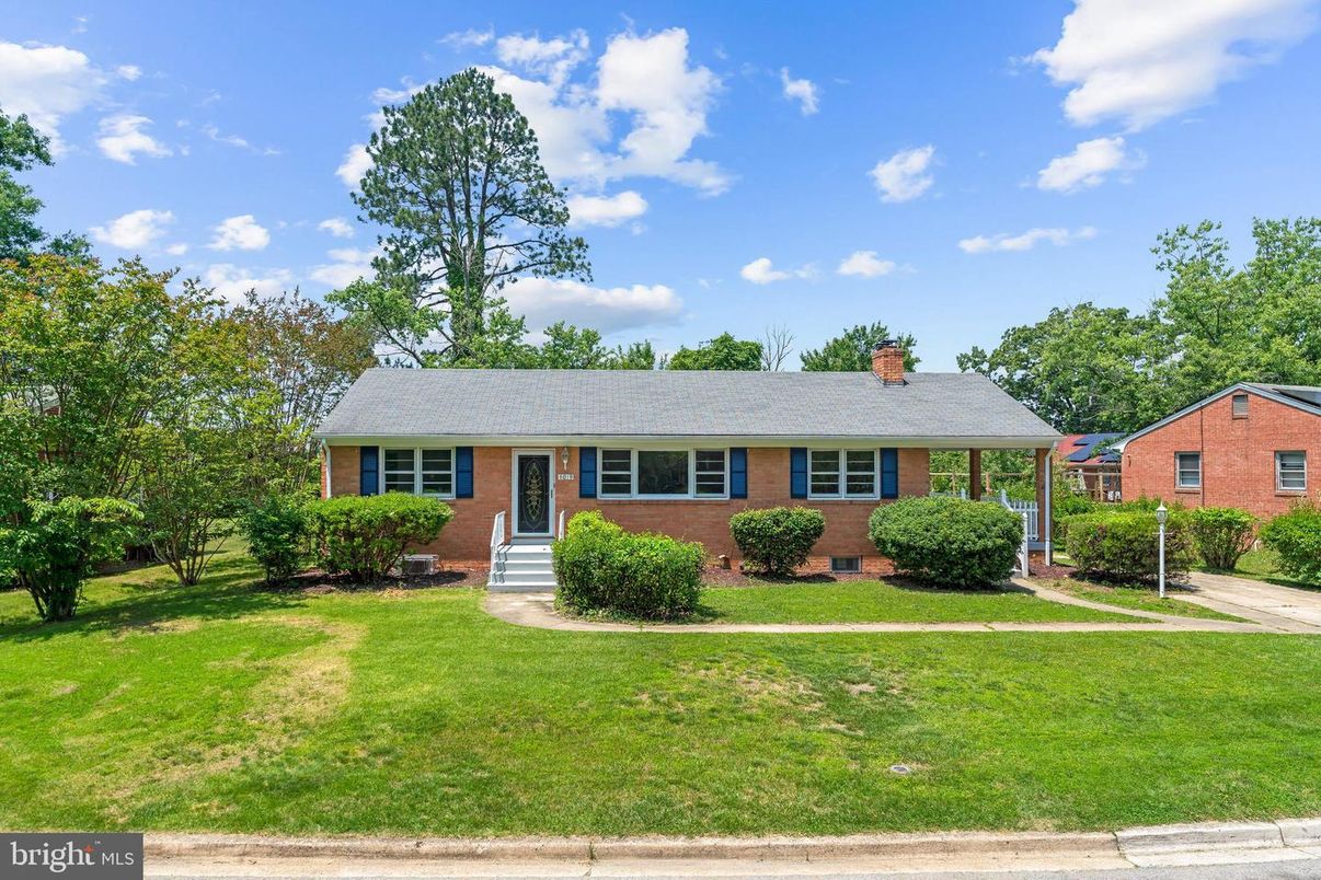 Exterior, Facade, Brick Facade, Cape Cod