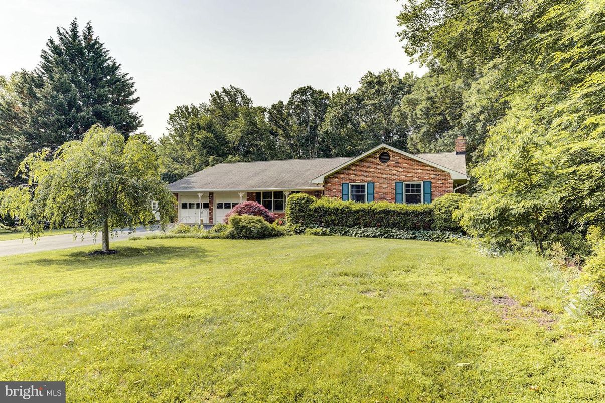 Attached, Backyard, Exterior, Facade, Brick Facade, Ranch