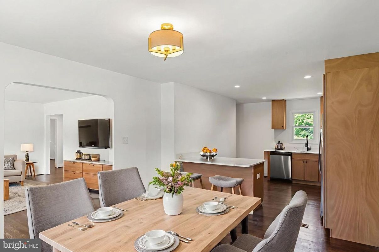 Dining room, Interior, Kitchen, Recessed Lighting, Wood Texture Flooring