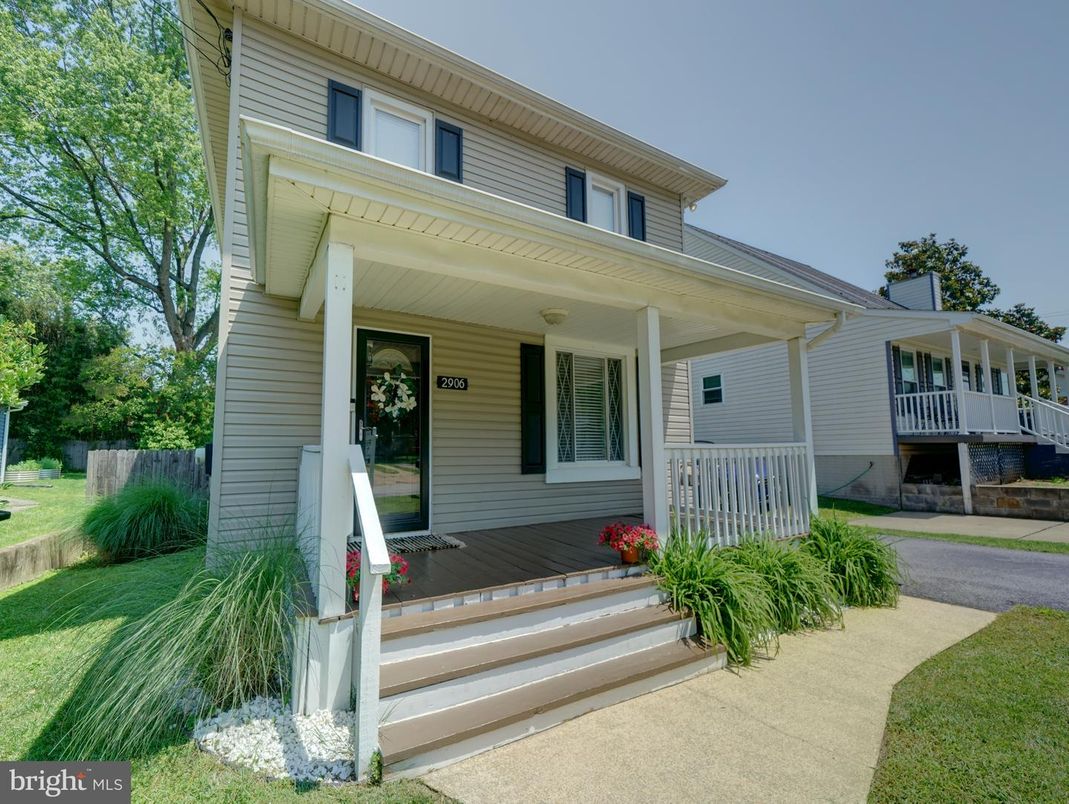 Exterior, Facade, American Foursquare