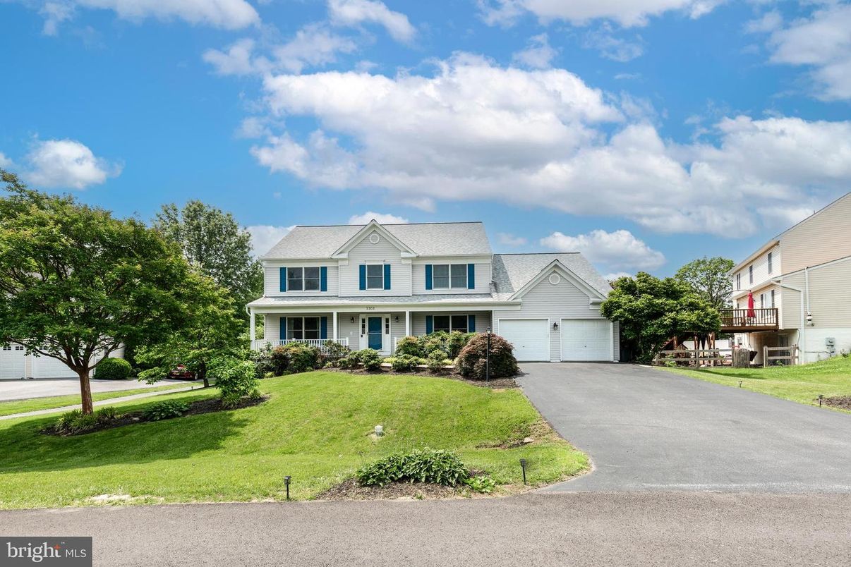 Attached, Exterior, Facade, Farmhouse