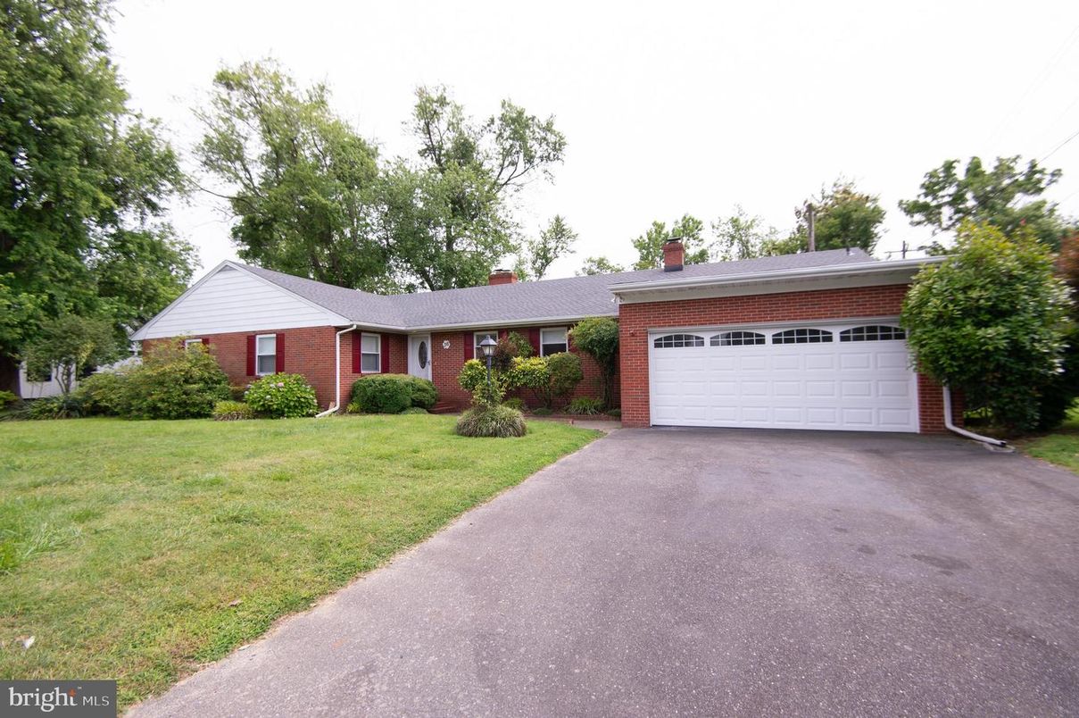 Attached, Exterior, Facade, Brick Facade, Ranch