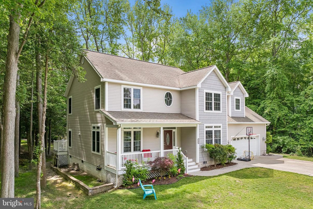 Attached, Exterior, Facade, Farmhouse