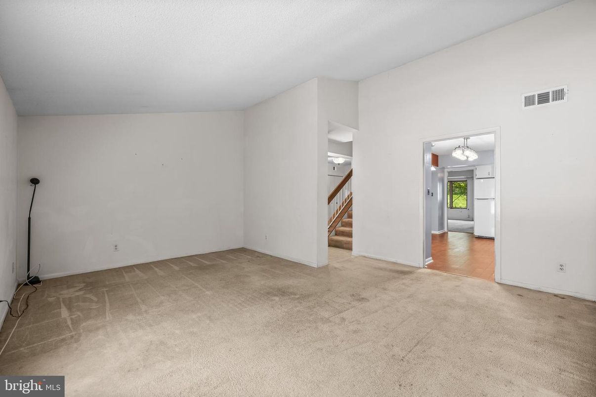 Empty room, Interior