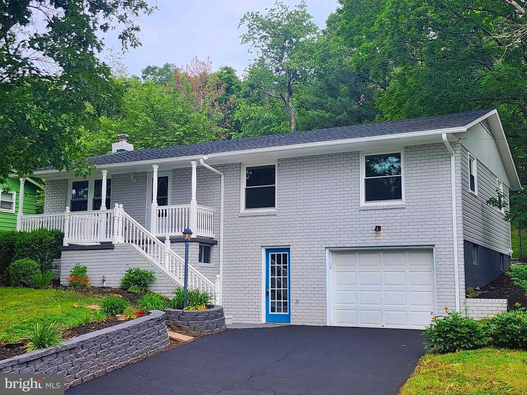 Attached, Exterior, Facade, Raised Ranch