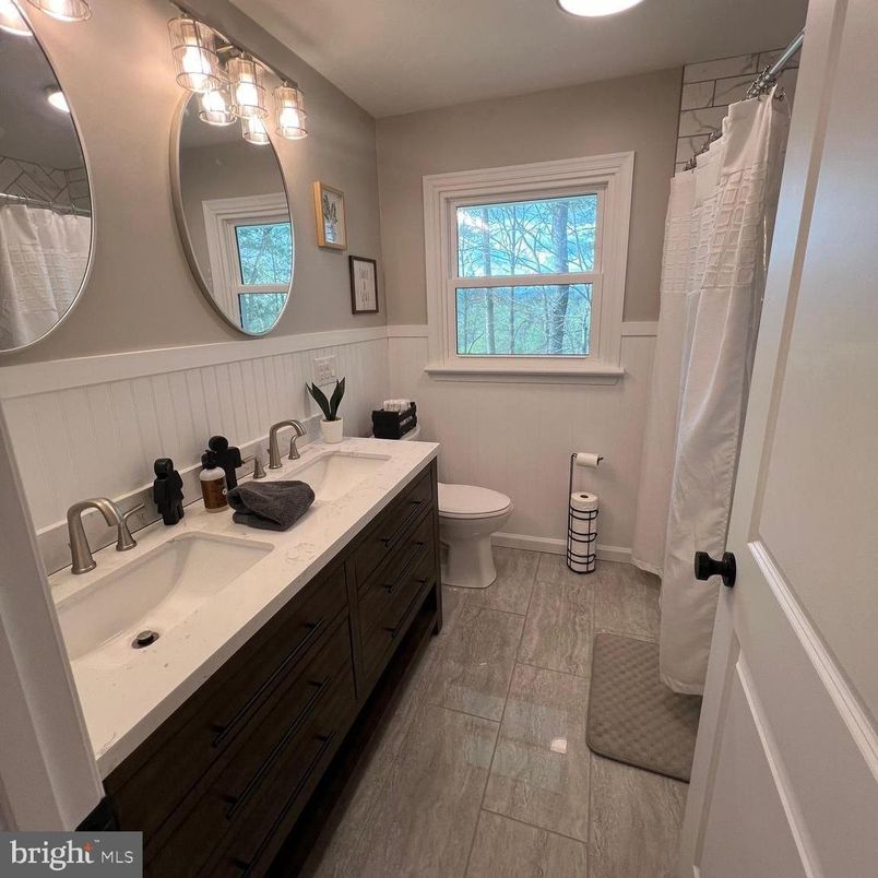 Bathroom, Dual Sink Vanities, Interior