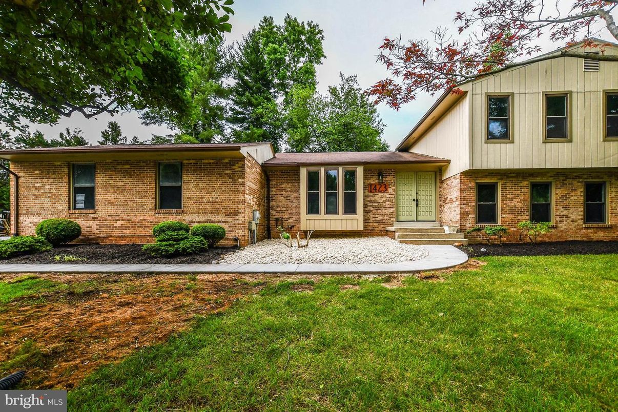 Backyard, Exterior, Facade, Brick Facade, Split Level