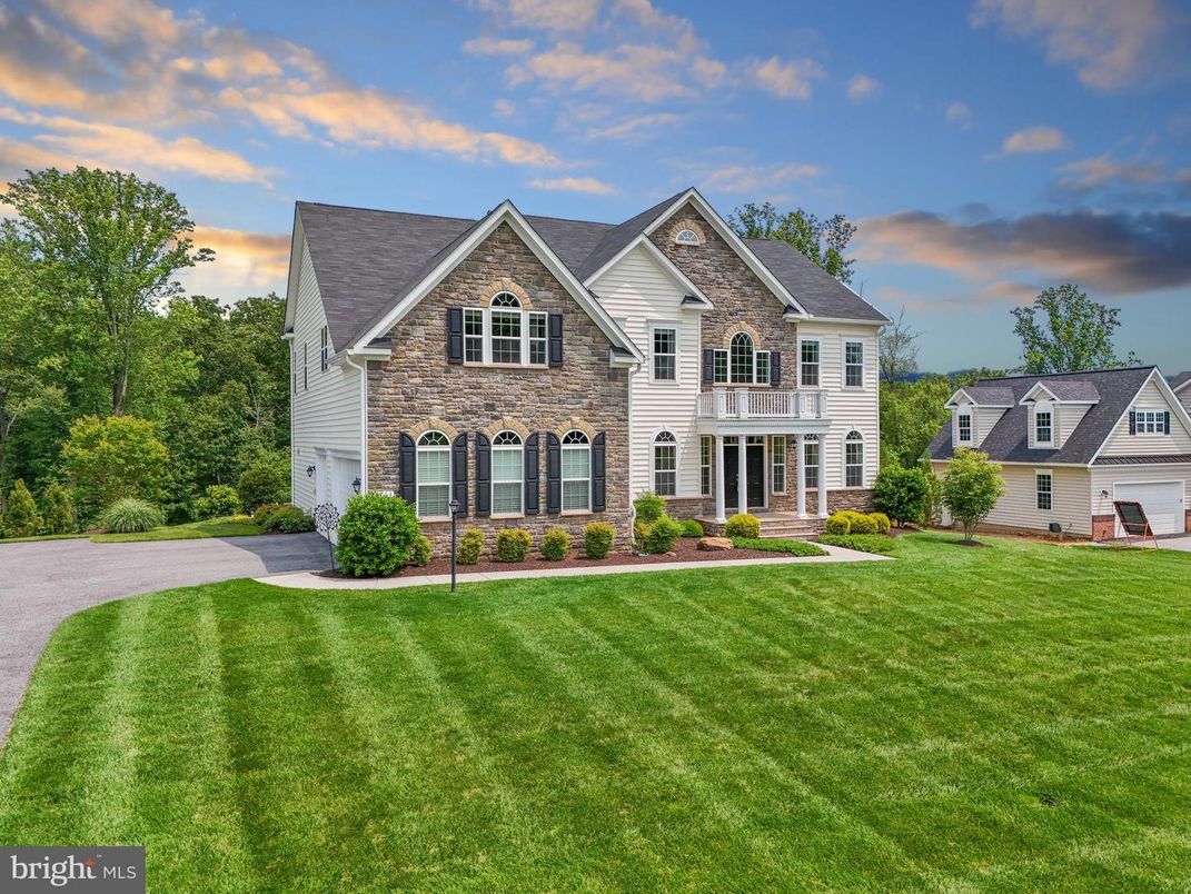 Backyard, Exterior, Facade, Brick Facade, Brick Traditional