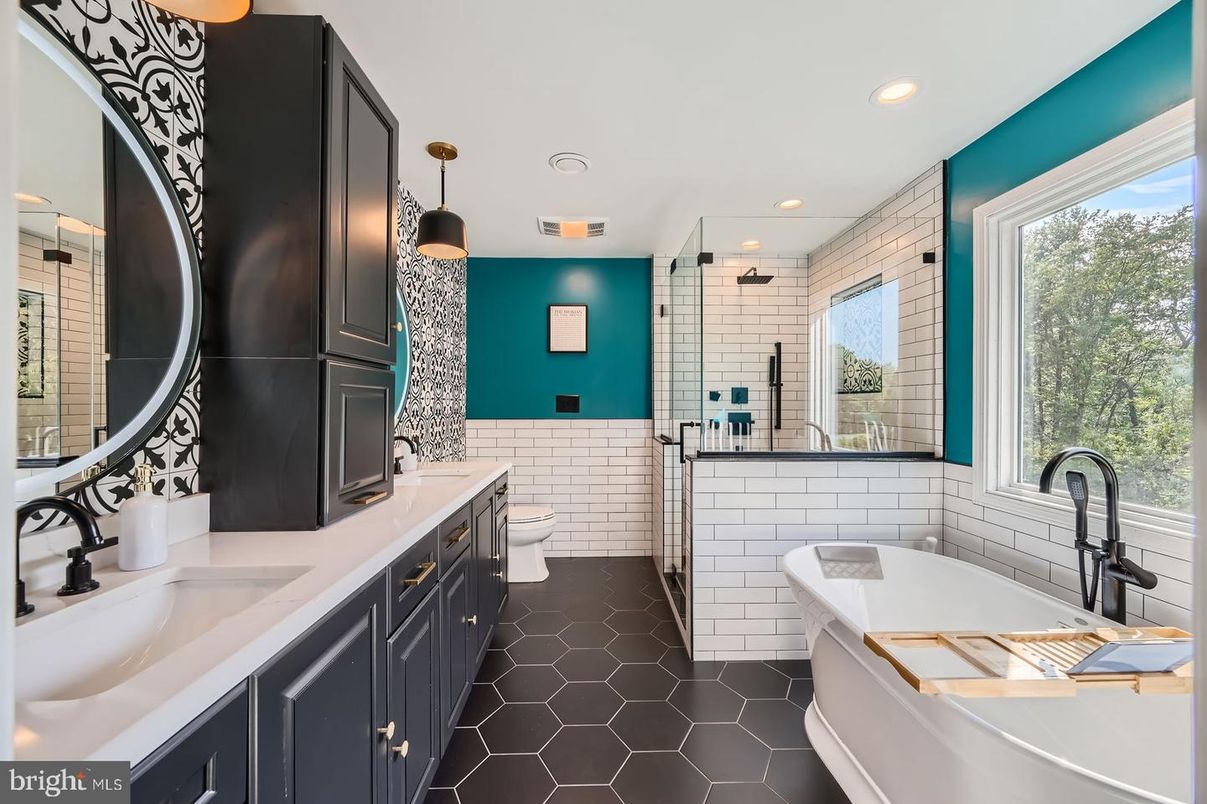Bathroom, Dual Sink Vanities, Interior, Recessed Lighting