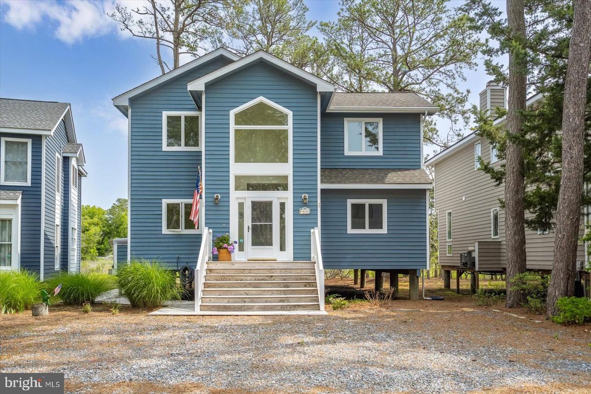 Exterior, Facade, Raised Ranch