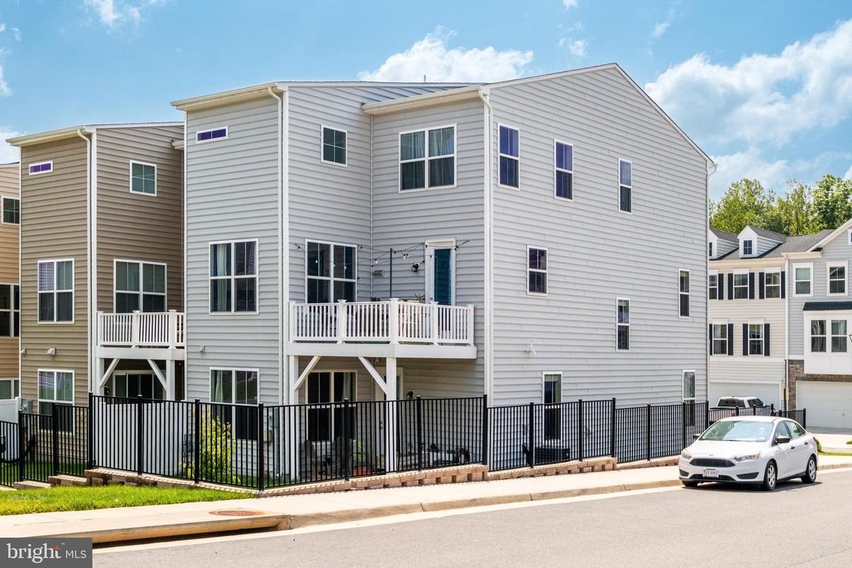 Exterior, Facade, Rowhouse