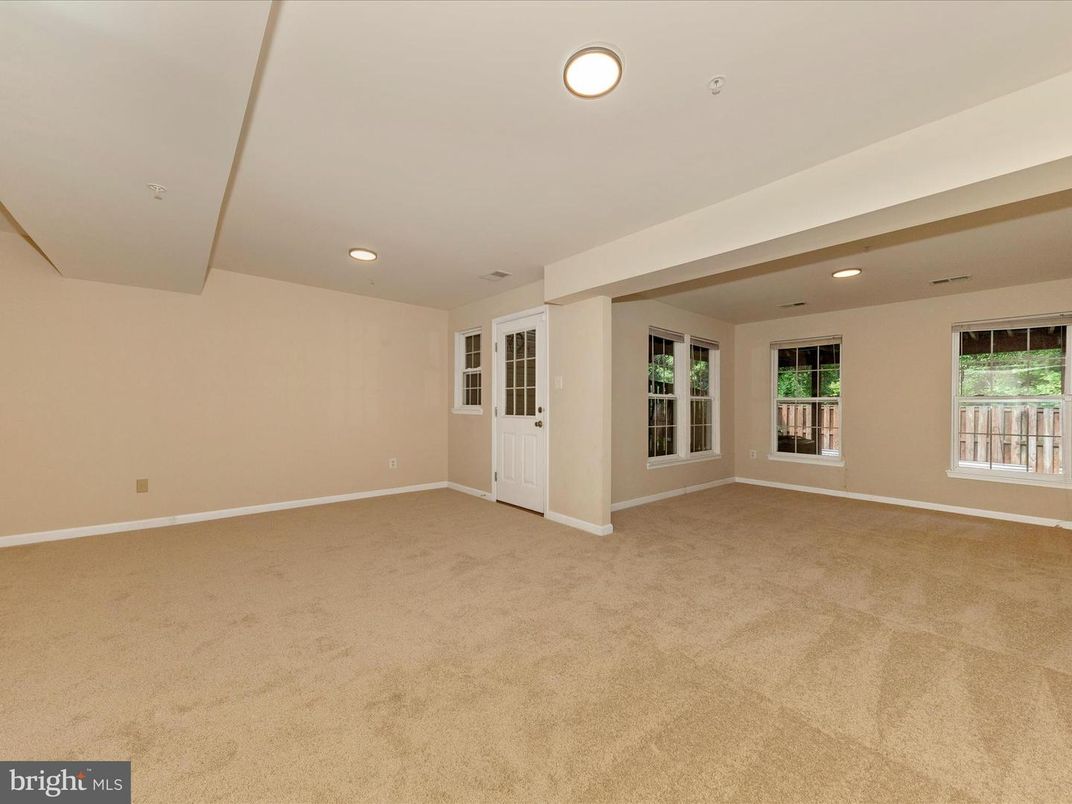 Empty room, Interior, Recessed Lighting