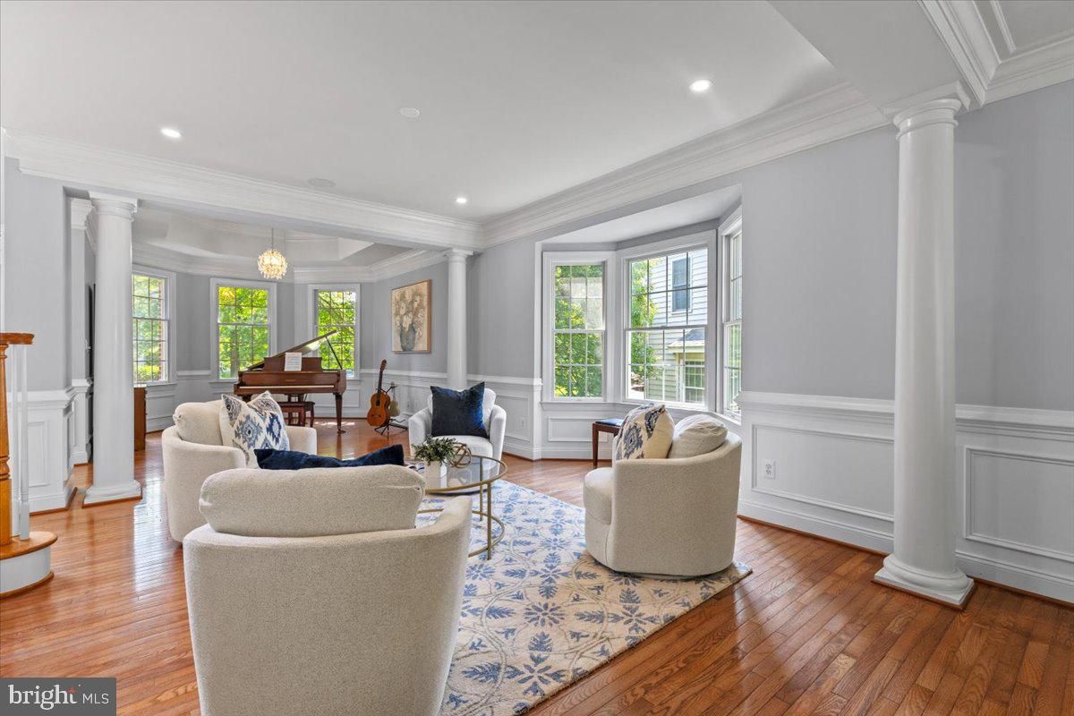 Interior, Living room, Pendant Lights, Piano, Recessed Lighting, Wood Texture Flooring