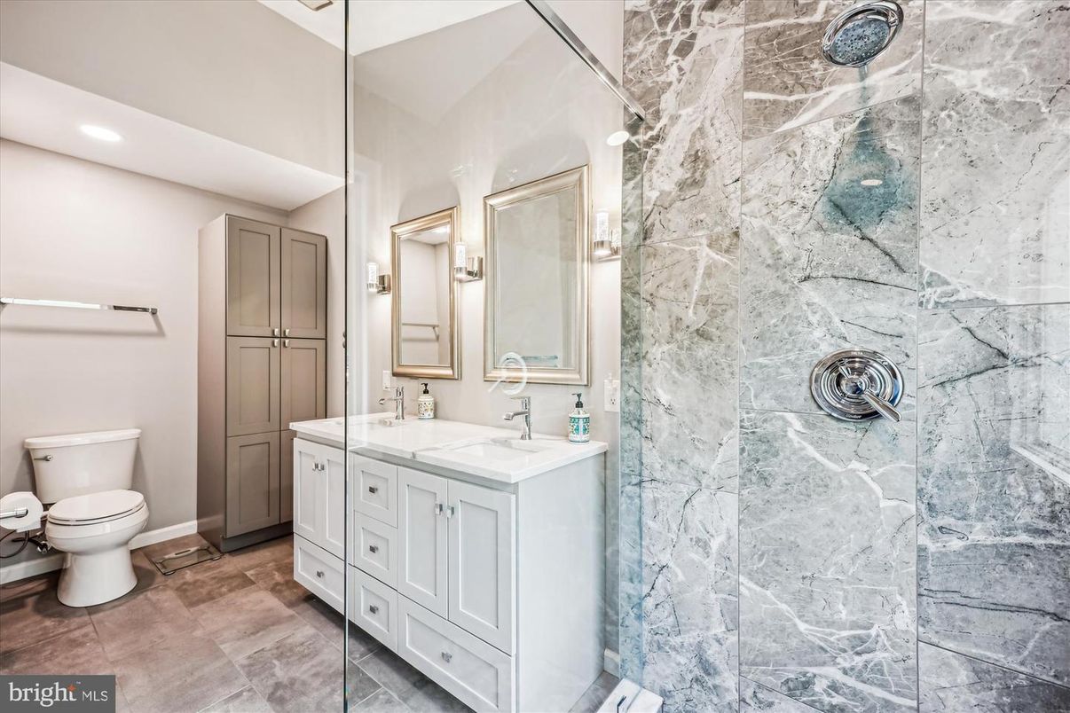Bathroom, Dual Sink Vanities, Interior, Recessed Lighting