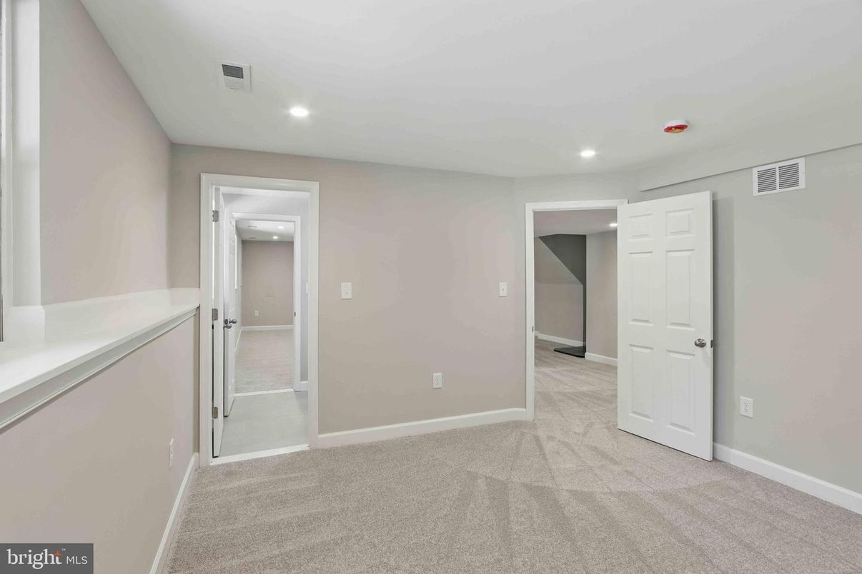 Empty room, Interior, Recessed Lighting