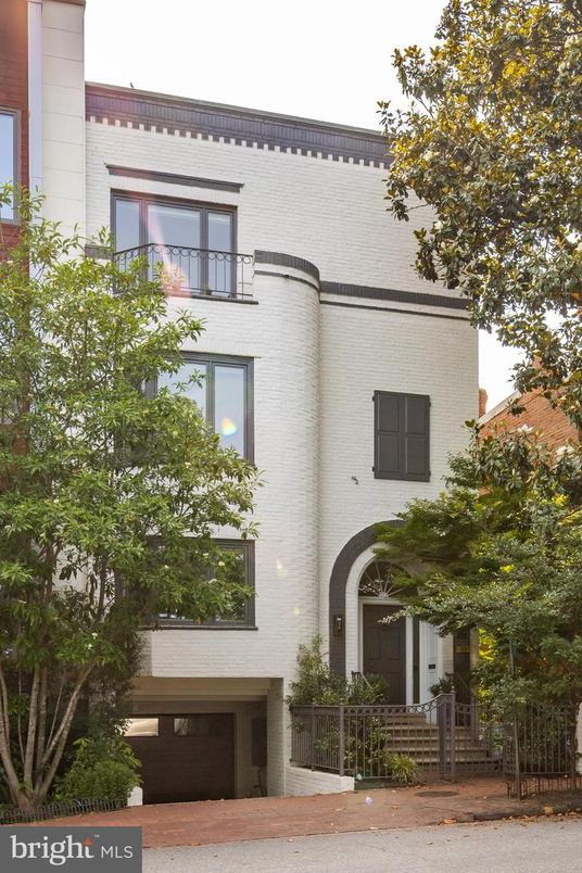 Exterior, Facade, Rowhouse
