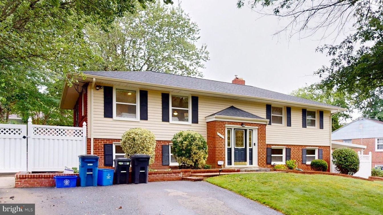 Exterior, Facade, Brick Facade, Raised Ranch