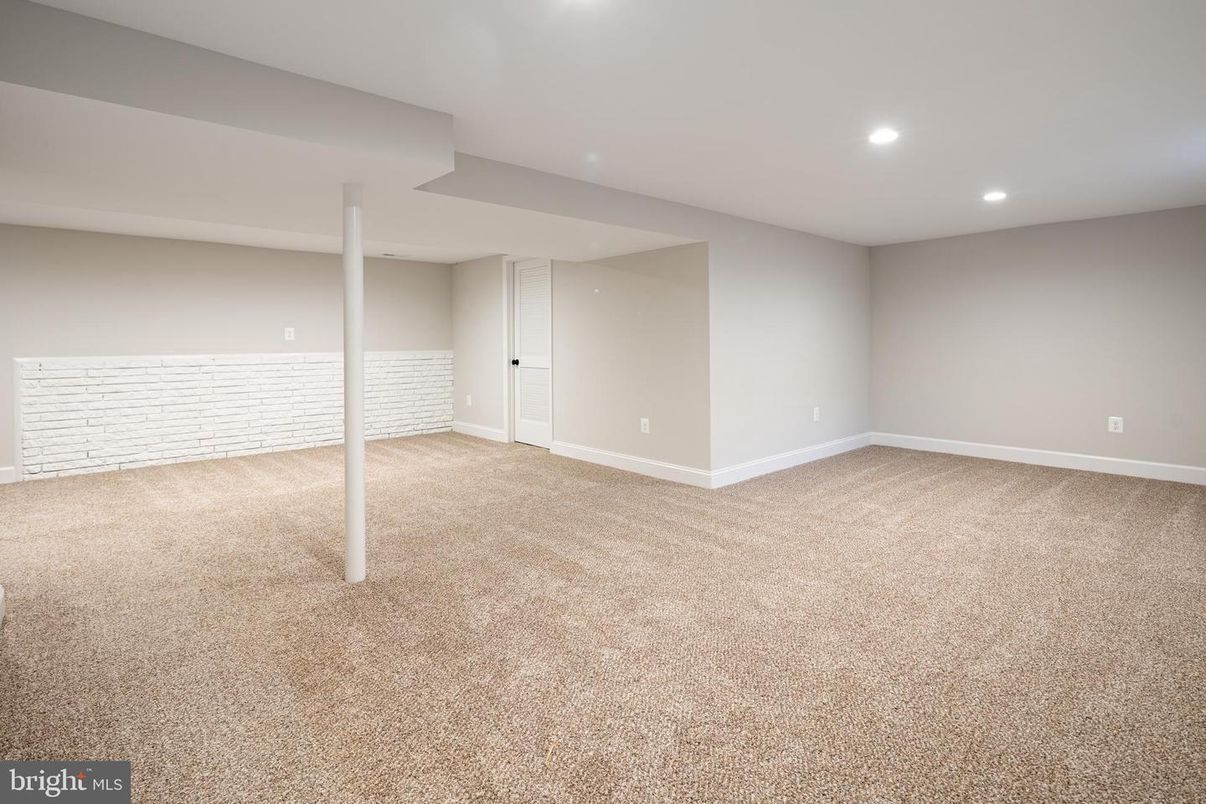 Empty room, Interior, Recessed Lighting