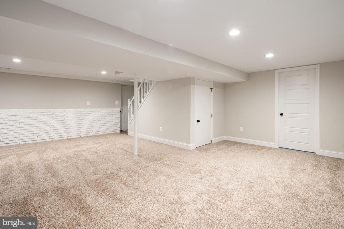 Empty room, Interior, Recessed Lighting