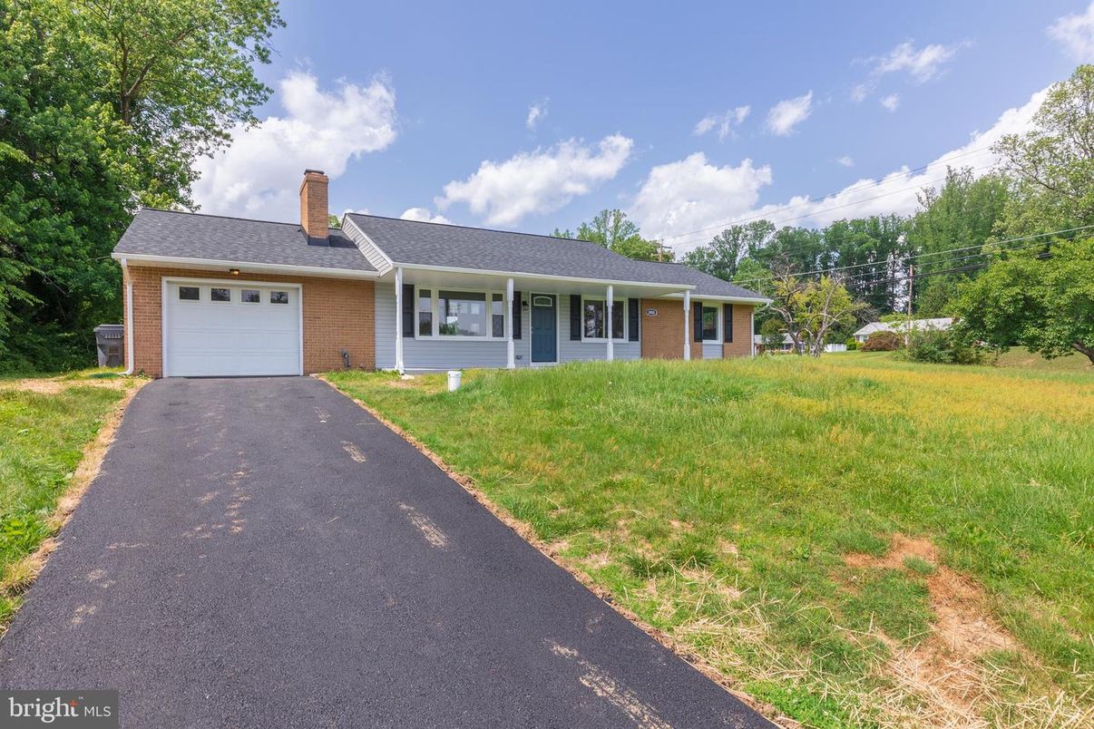 Attached, Exterior, Facade, Brick Facade, Ranch