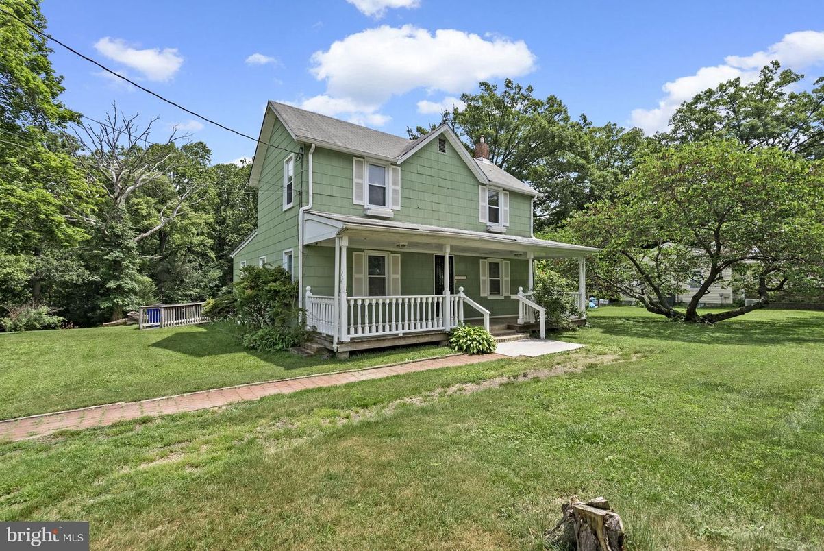 Backyard, Exterior, Facade, Queen Anne Victorian