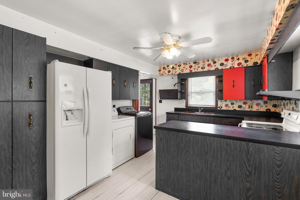 Interior, Kitchen, Washer, Wood Texture Flooring