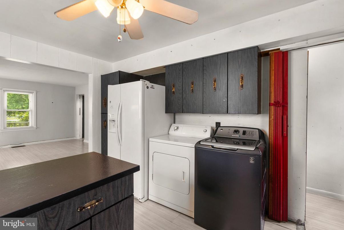 Interior, Kitchen, Utility Closets, Washer, Wood Texture Flooring