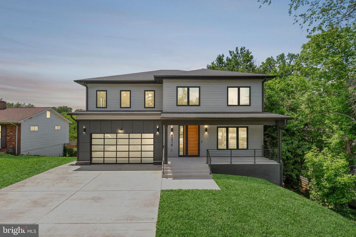 Attached, Exterior, Facade, Modern