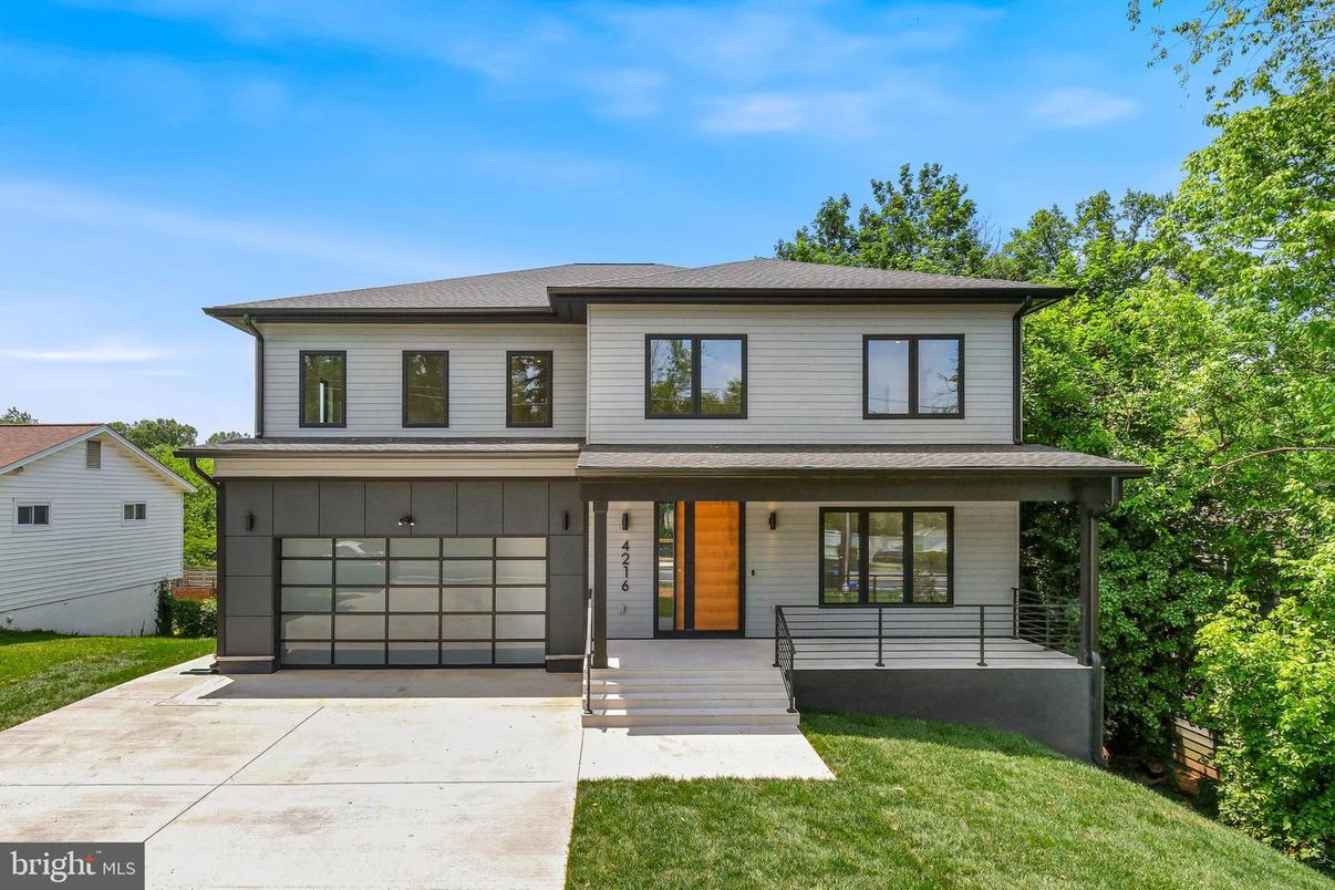 Attached, Exterior, Facade, Modern