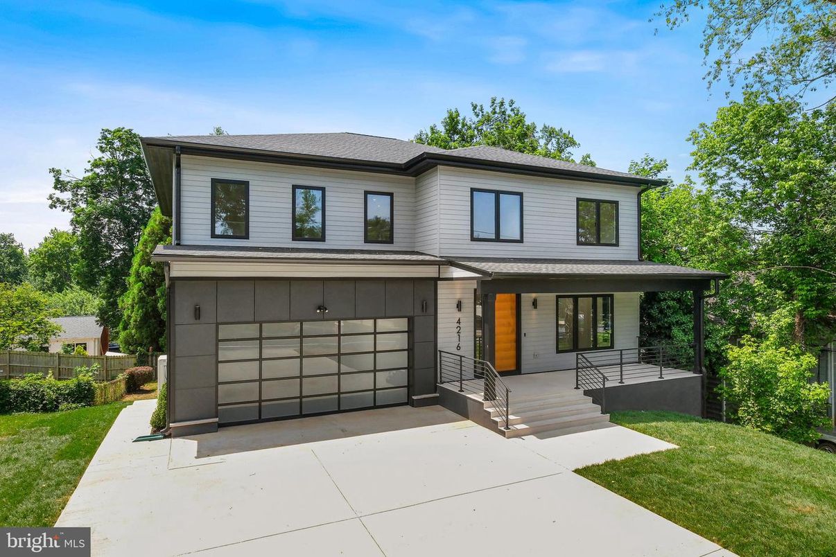 Attached, Exterior, Facade, Modern