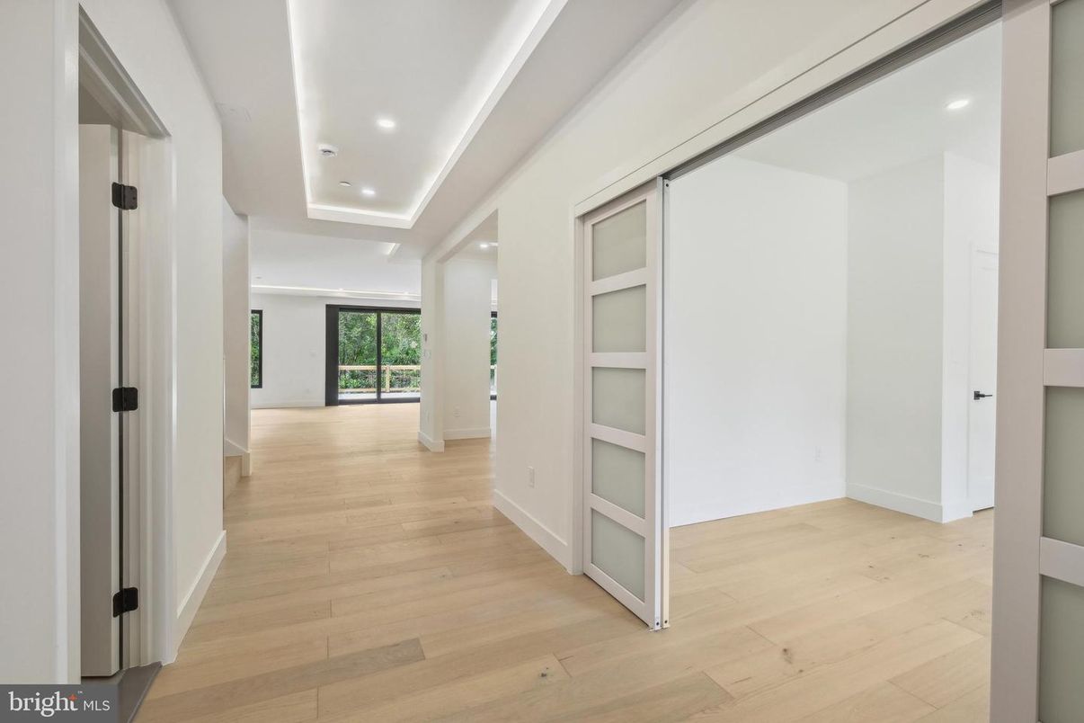 Interior, Recessed Lighting, Wood Texture Flooring