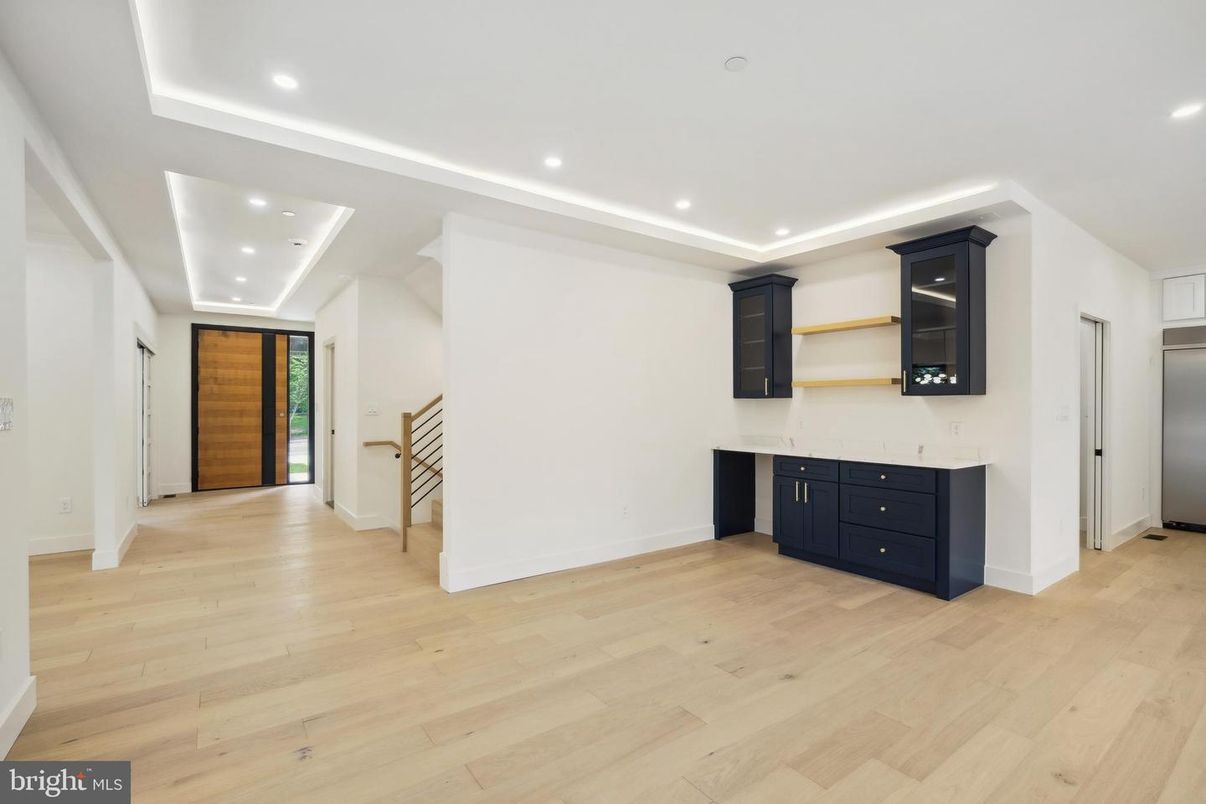 Interior, Recessed Lighting, Wood Texture Flooring