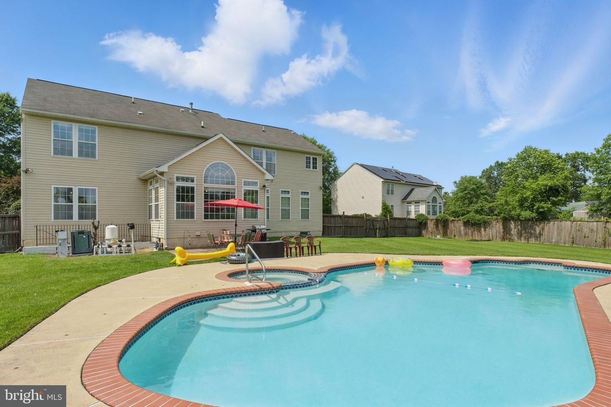 Exterior, Playground, Pool
