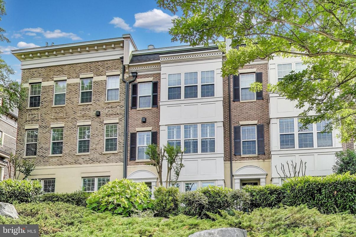 Exterior, Facade, Brick Facade, Rowhouse