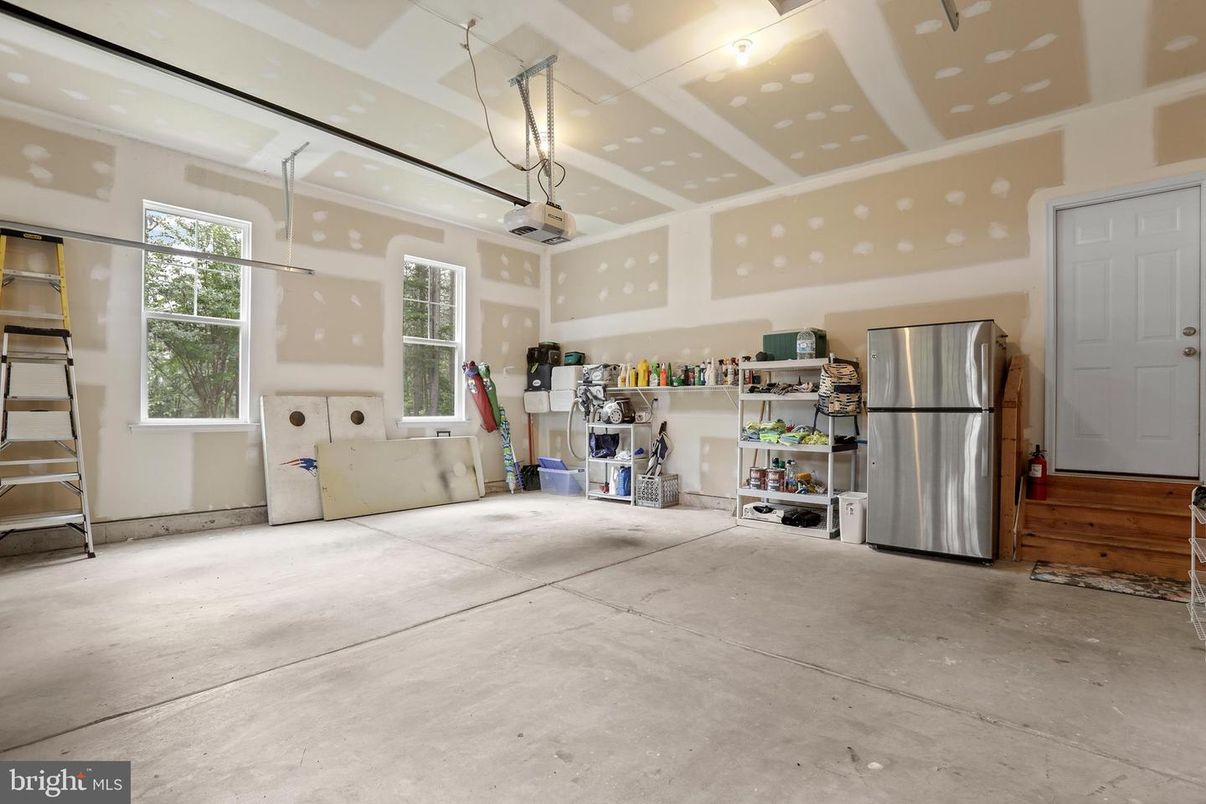 Empty room, Interior, Pendant Lights