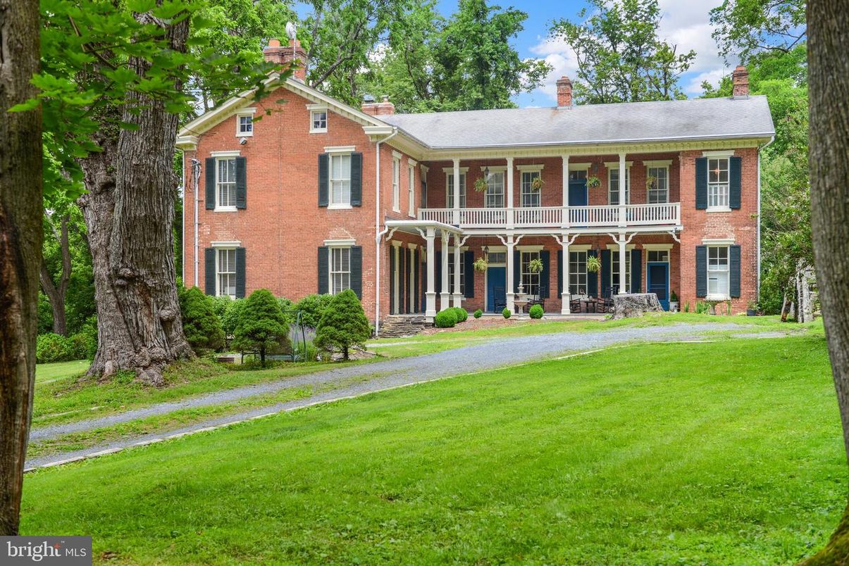 Exterior, Facade, Brick Facade, Georgian