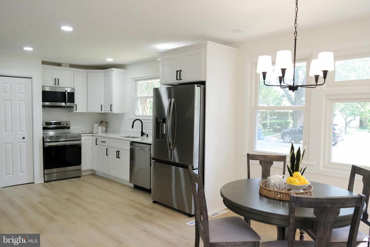 Chandelier, Dining room, Interior, Kitchen, Pendant Lights, Recessed Lighting, Stainless Steel Appliances, Wood Texture Flooring