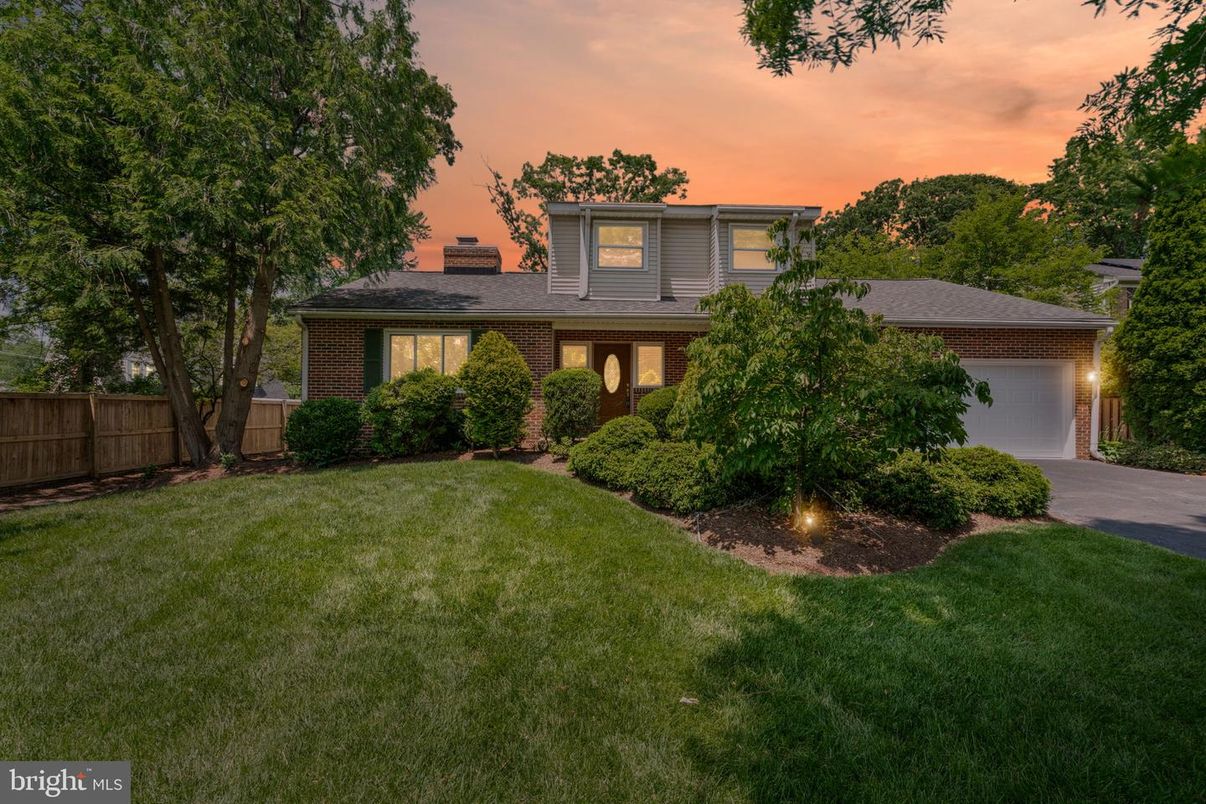 Attached, Backyard, Exterior, Facade, Brick Facade, Split Level