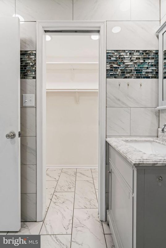 Bathroom, Interior, Marble, Marble Walls, Recessed Lighting