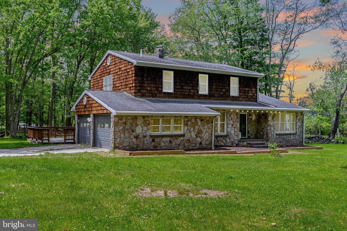 Attached, Exterior, Facade, Split Level