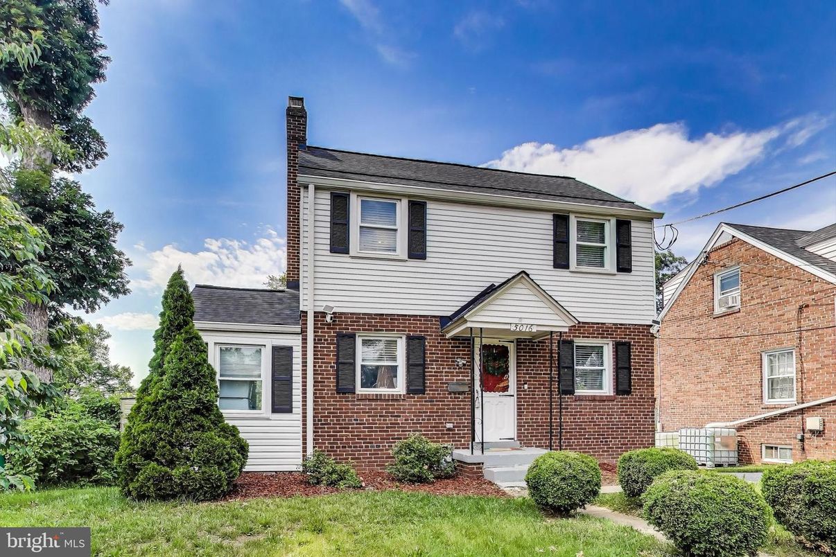 Exterior, Facade, Brick Facade, Split Level