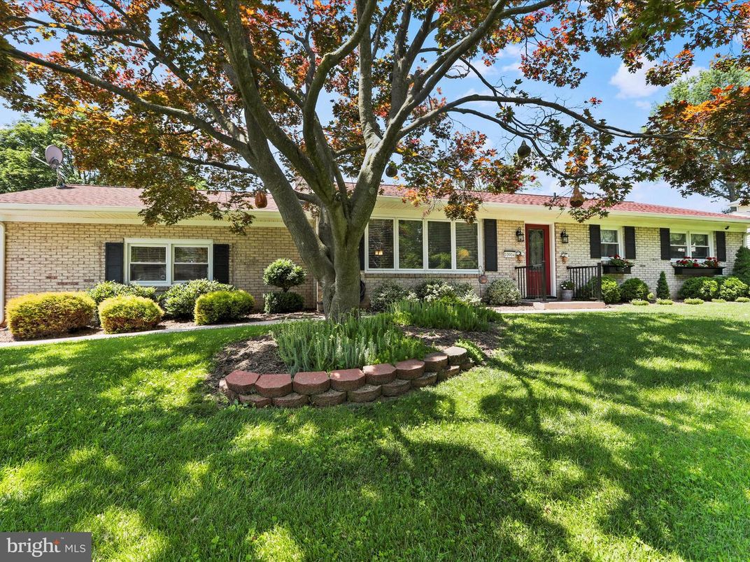Exterior, Facade, Brick Facade, Ranch