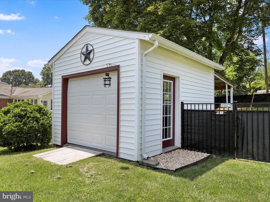 Detached Garage, Exterior
